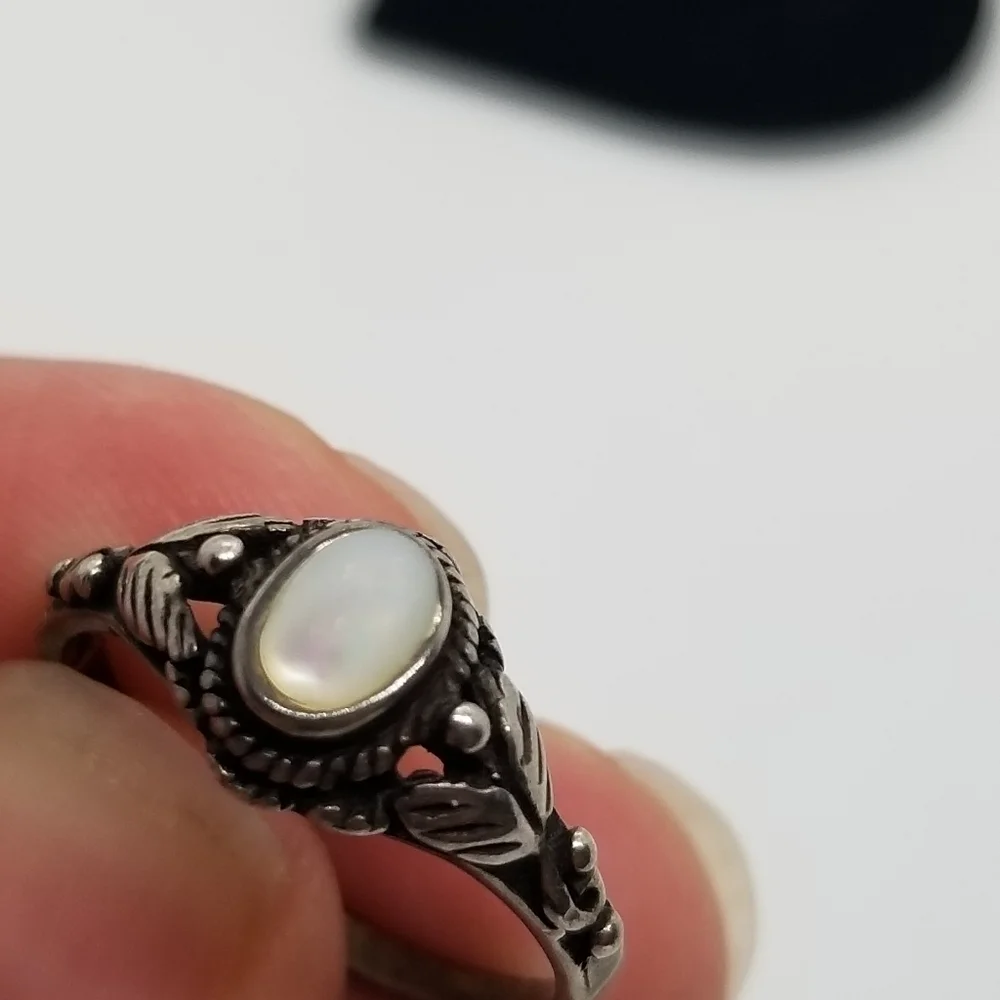 sterling silver ring with white glass cats eye and leaf detail size 6.75